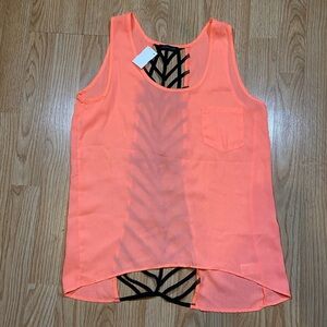 Open back‎ tank top
